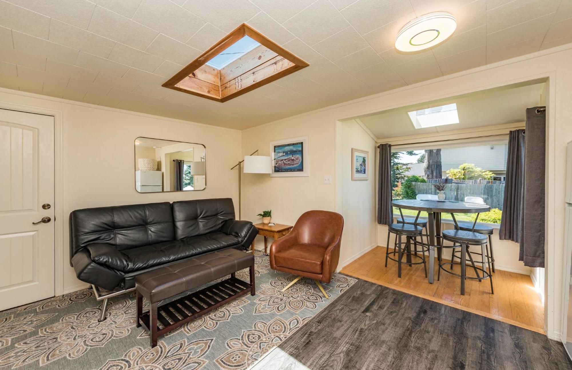 Juan De Fuca Waterfront Hotel & Cottages スクイム エクステリア 写真